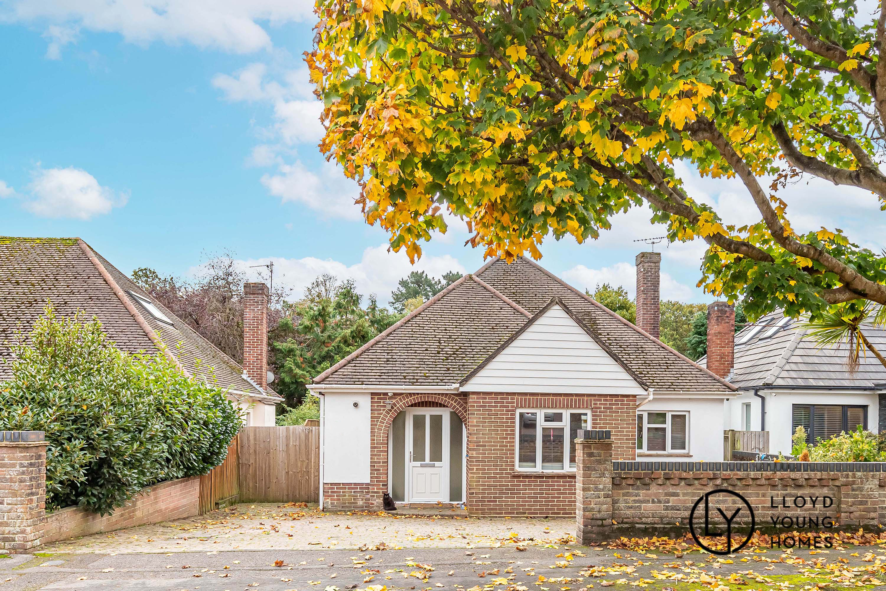 4 Bed Chalet With Driveway & Southerly Garden. Parkway Drive, Bournemouth BH8 9JW